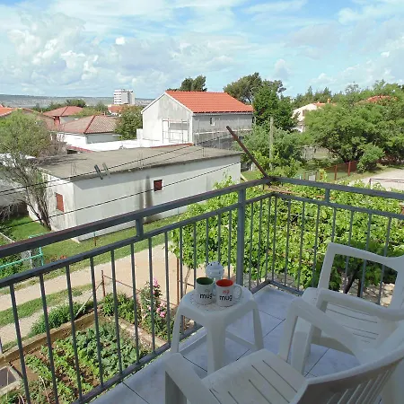 Cico Starigrad Paklenica Apartment *